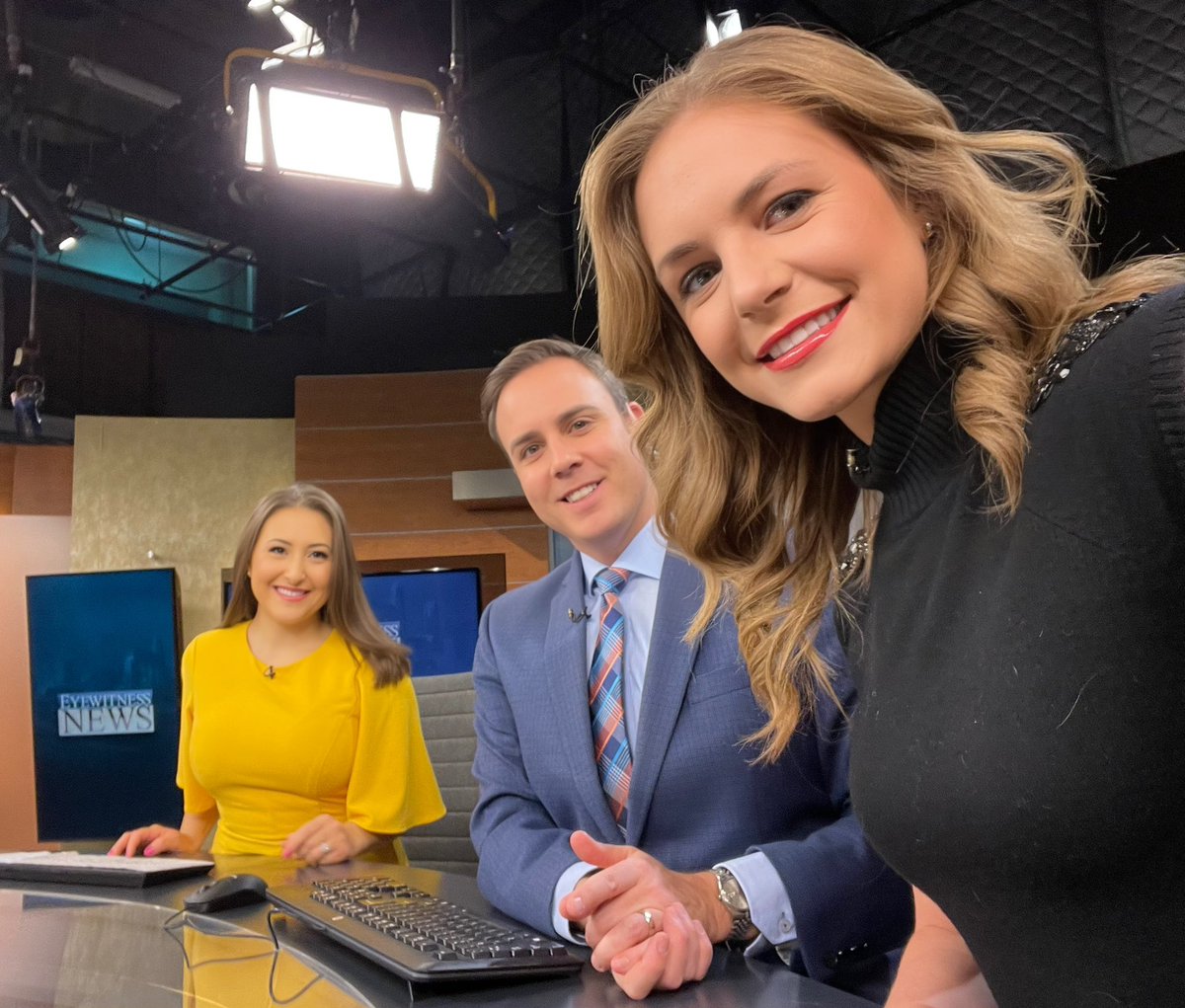 madithemet's tweet image. Happy Saturday! Mild and dry start, but rain will move in this afternoon. Join us for a look at your full weekend forecast 🌧️☀️🕶️@GinaWSOC9 @philorbanWSOC9 @wsoctv