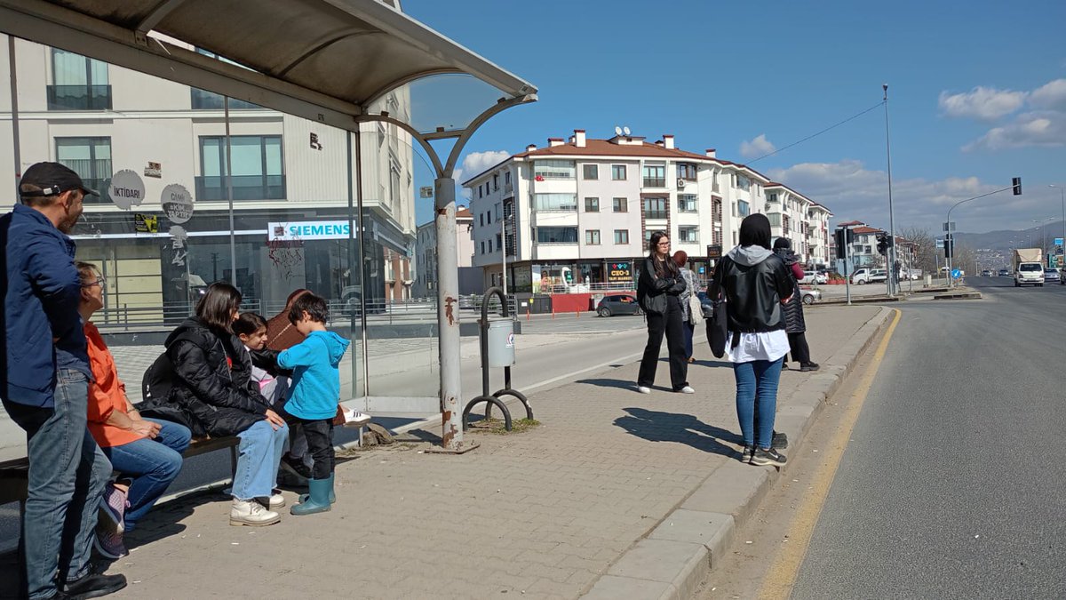 Düzce bağlantı yolu  TOKİ ışıkları merkeze gidiş istikkameti yaklaşık 40 dakikadır otobüs bekleniyor. Konutlardan gelen 10 otobüs dolu geldi.  Herhafta aynı sorun. BİR ÇÖZÜM BEKLİYORUZ . #düzceulasım  #düzcebelediyesi
#düzce  #Düzce  #düzcehaber #öncühaber