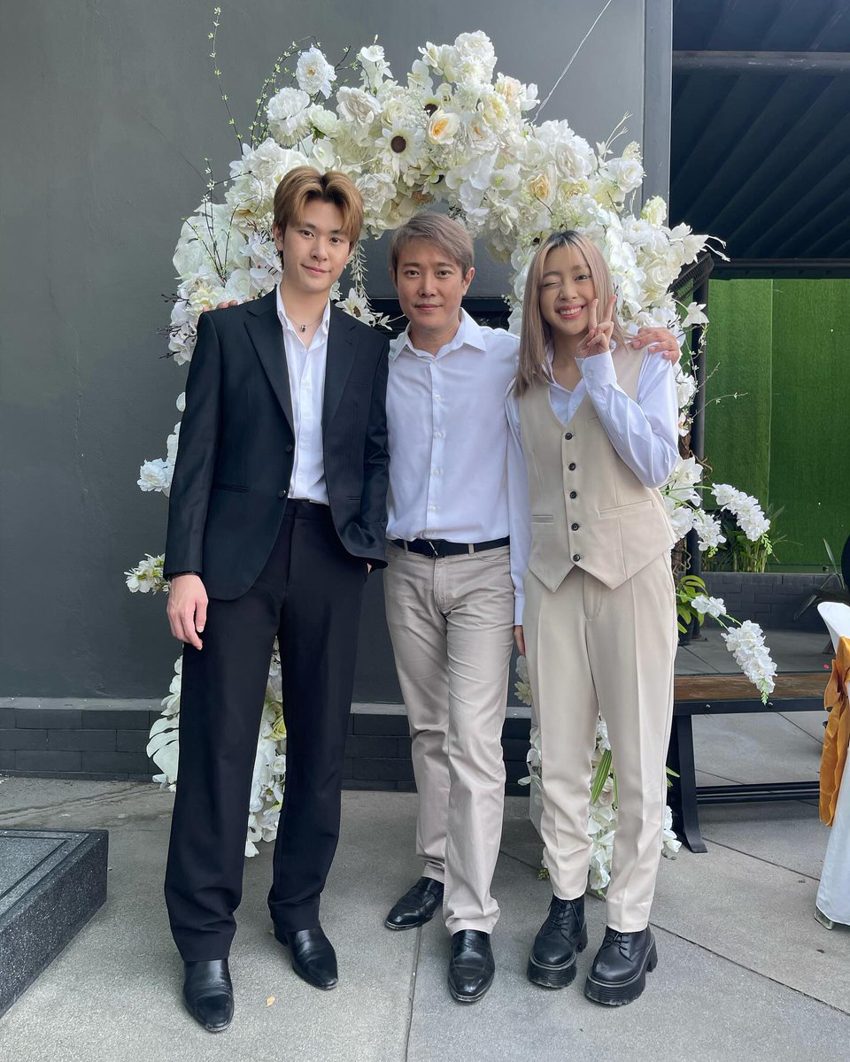 TRINITYwithSub's tweet photo. Jackie with his father and sister.
(via popkamol ig)
#JackieJackrin #TRINITY_TNT
#bXdAmy #bXd https://t.co/6fmeMSeJ0T