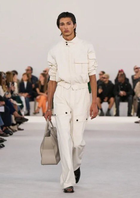 protectljn's tweet photo. let's snag that #1 worldwide trend jenfs!! 💪💪

QRT, RT, REPLY &amp; LIKE: 

JENO AT FERRAGAMO MFW 
#FerragamoFW24xJENO 
@Ferragamo https://t.co/w7zqe87oj9