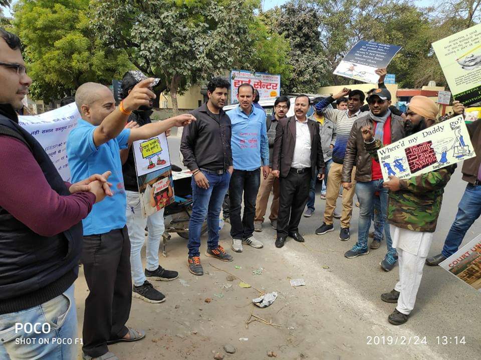 अपने पिता के हकों की लड़ाई पुरुष आयोग की लड़ाई जेंडर इक्वेलिटी की लड़ाई चलो फरीदाबाद 7 अप्रैल BK चौक , टीम पुरुष आयोग के संग जो साथी आ रहे शेयर भी करते रहें ताकि जो सरकार देखना चाहती हमारे सर कितने वो भी देख सके👍👍