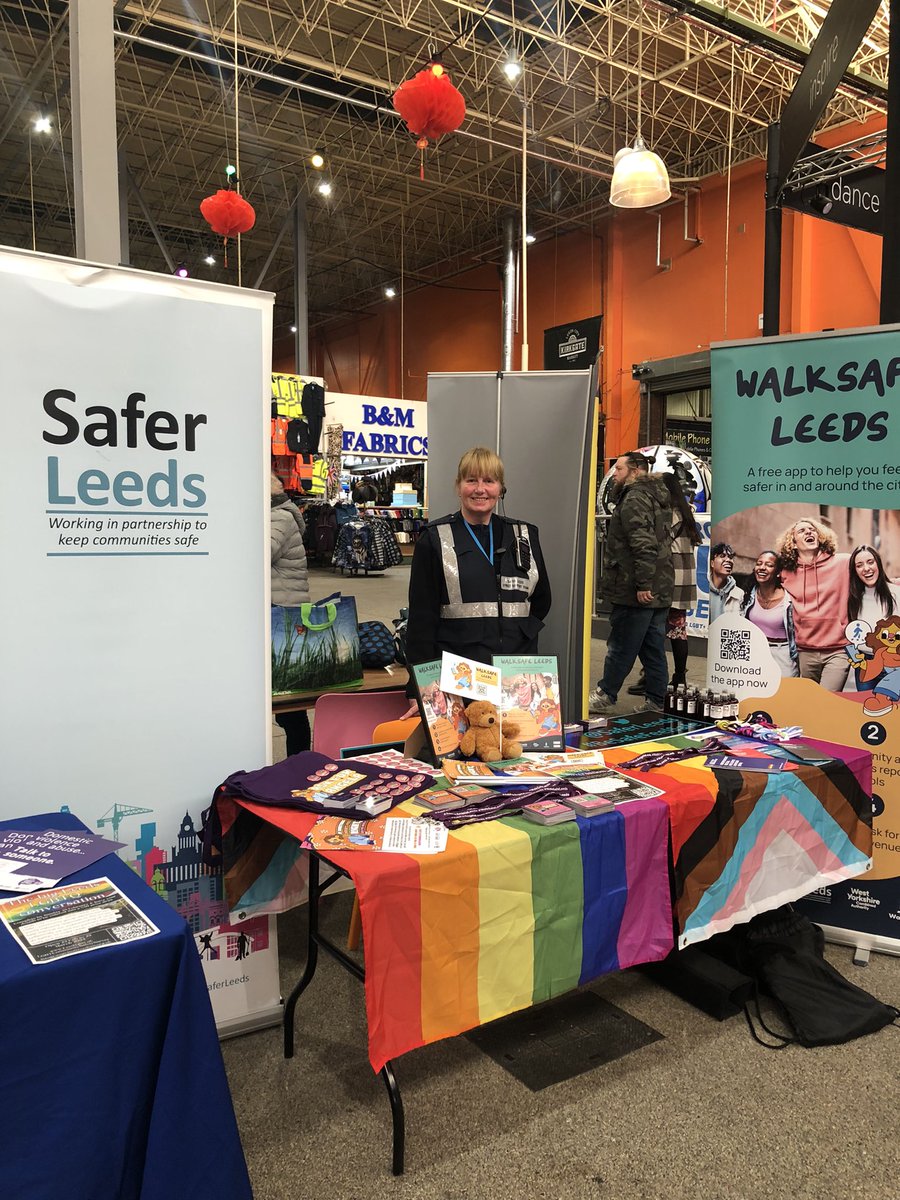 SimonHodgsonLCC's tweet photo. The LGBTQ+ Market Place, organised by Angels of Freedom is OPEN! @LeedsMarkets

c25 stalls bringing together social &amp; support groups 4 LGBTQ+ communities

Pop in, see the other fab stalls, have a chat &amp; a brew! 

Complete the survey ➡️https://t.co/arkPDXP88K…
2B in the draw✊🏽 https://t.co/VFrHvHPLib