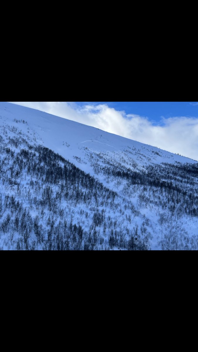 HRSSorNorge's tweet image. #Oppdal #Kråkvasstind Melding om snøskred ved Kråkvasstind og mulige personer i skredet. Disse er nå gjort rede for og kun snakk om mindre skader, ivaretas av helse. NB, stor skredfare i omr, og Luftambulansen registrerte flere skred på sin ferd i området. @Luftambulansen (Foto)