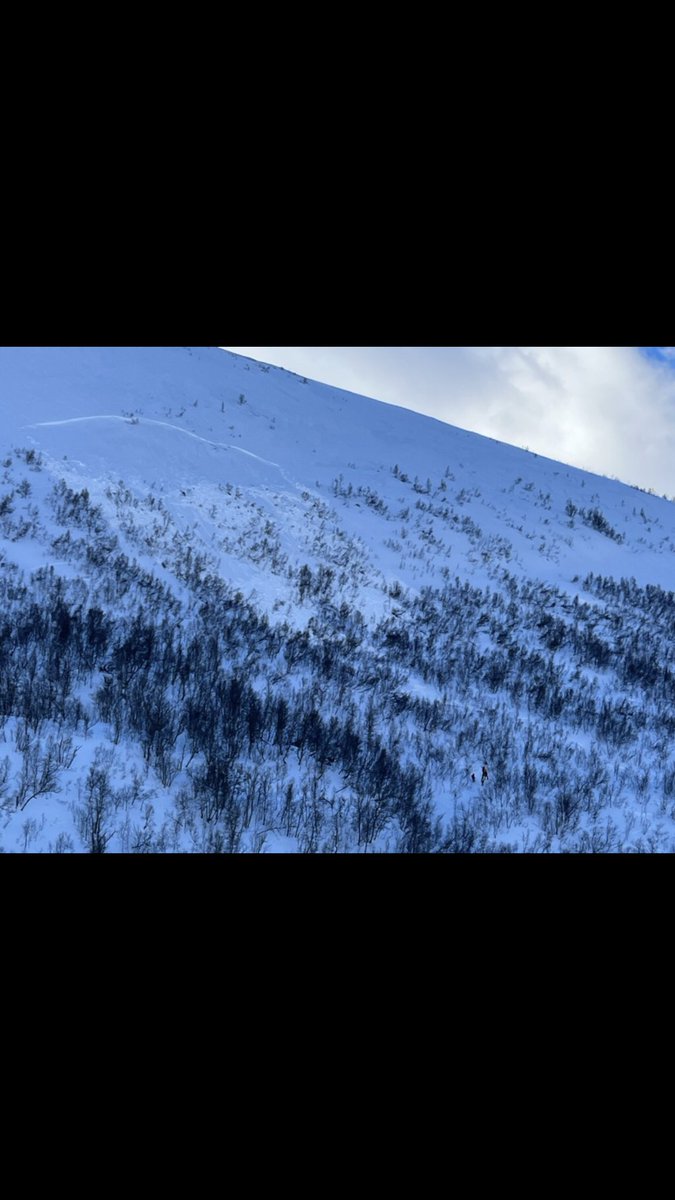 HRSSorNorge's tweet image. #Oppdal #Kråkvasstind Melding om snøskred ved Kråkvasstind og mulige personer i skredet. Disse er nå gjort rede for og kun snakk om mindre skader, ivaretas av helse. NB, stor skredfare i omr, og Luftambulansen registrerte flere skred på sin ferd i området. @Luftambulansen (Foto)