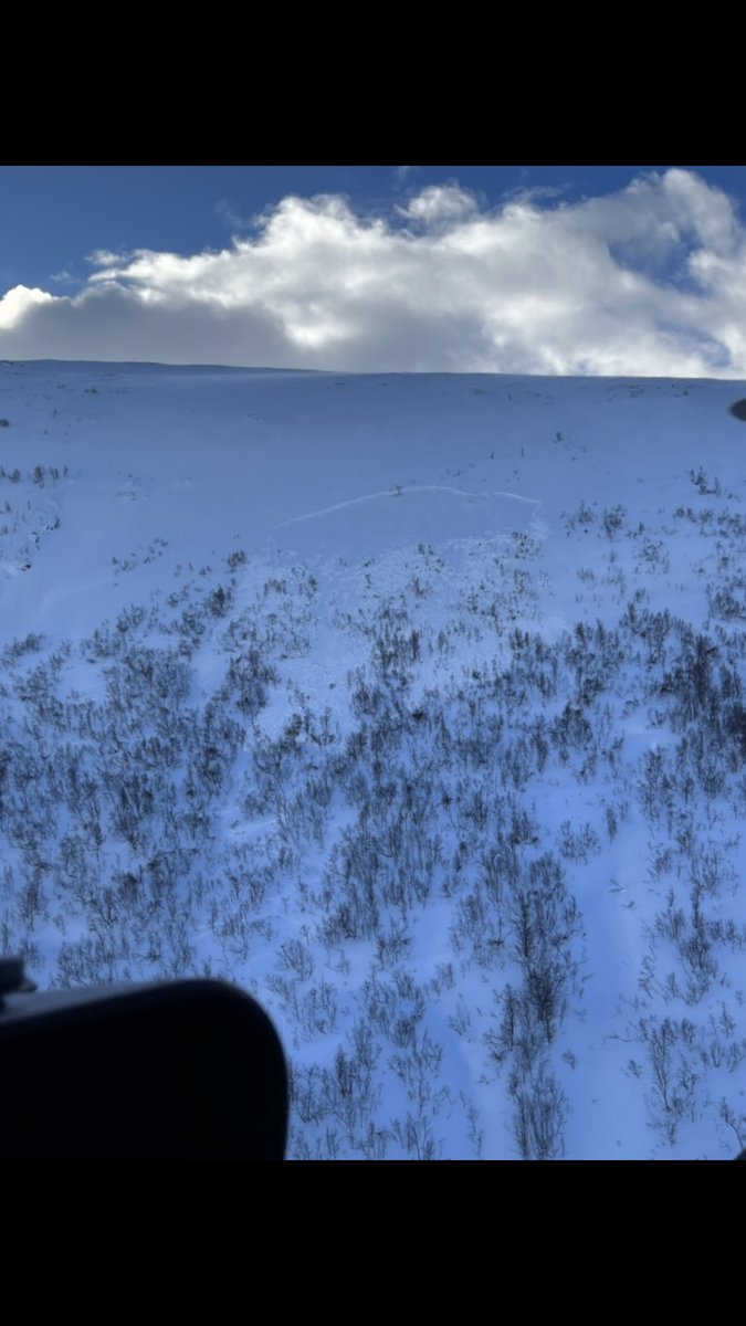HRSSorNorge's tweet image. #Oppdal #Kråkvasstind Melding om snøskred ved Kråkvasstind og mulige personer i skredet. Disse er nå gjort rede for og kun snakk om mindre skader, ivaretas av helse. NB, stor skredfare i omr, og Luftambulansen registrerte flere skred på sin ferd i området. @Luftambulansen (Foto)