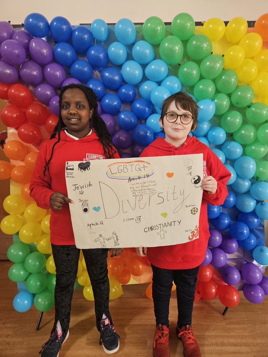 carntyneprimary's tweet image. Celebrating diversity  ♥️🧡💛💚💙💜 #weareallunique 👨🏿🧑🏻🧑🏽👨🏾👨🏻👨🏼