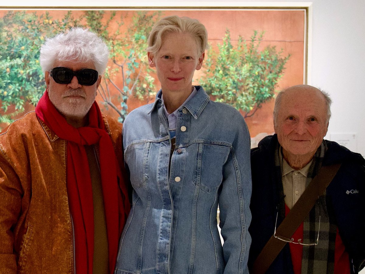 Tilda Swinton acompañada de Antonio López y Pedro delante de un cuadro de Isabel Quintanilla. Cumbre manchego-escocesa en el museo Thyssen. No todo está perdido. #Los Artistas Salvarán El Mundo.