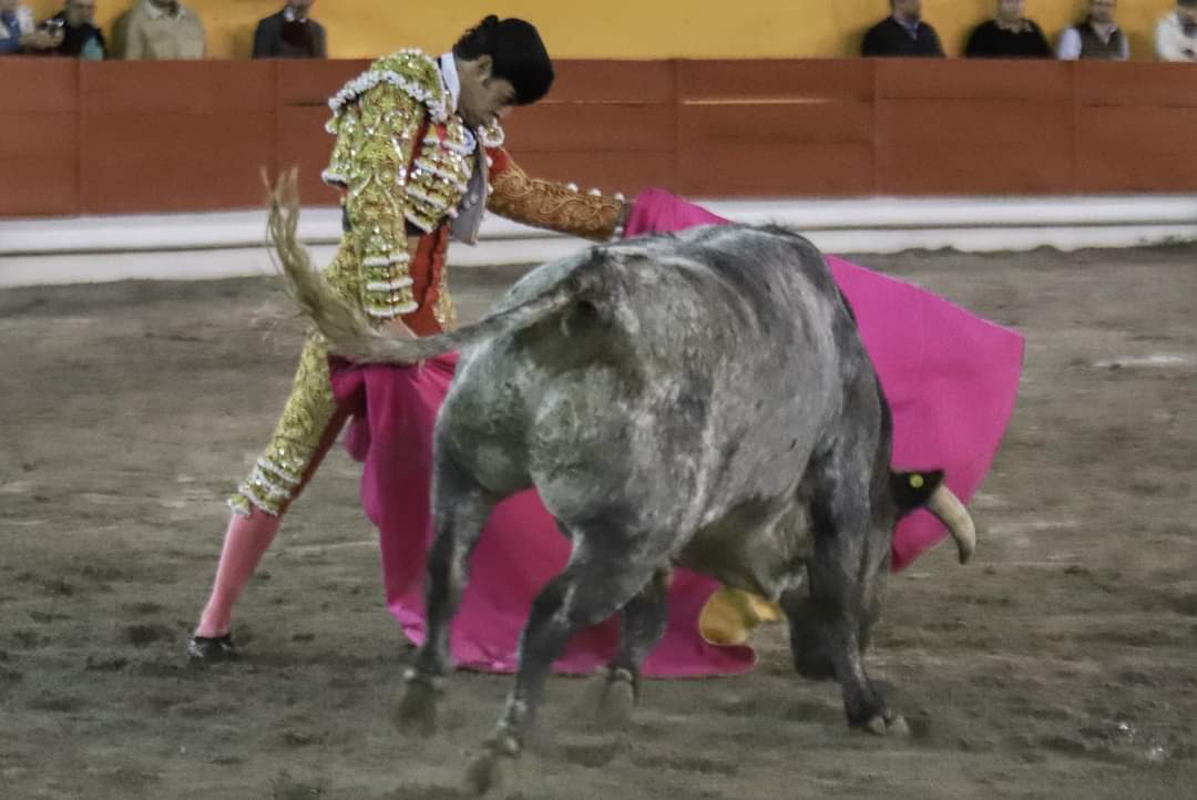 Apizaco (Tlaxcala) MEX Plaza Monumental Rodolfo Rodríguez "El Pana". Romería Taurina reses de De Haro, los becerristas Juan Pablo Ibarra ovación y Marco Peláez silencio, el novillero Jesús Sosa silencio, Miguel <a href="/info_dePablo/">InfoMdePablo</a> (foto) palmas y Juan <a href="/pedrollaguno/">Juan Pedro Llaguno</a> oreja <a href="/portaltaurino/">Portal Taurino</a>