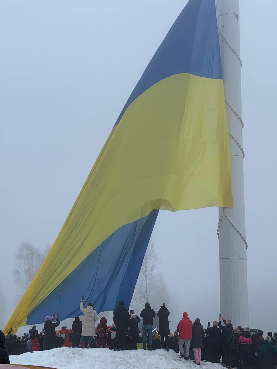 🇫🇮Check out this massive #Ukraine flag being raised in Suomi #Finland❤️ From @JaakkoLeislahti