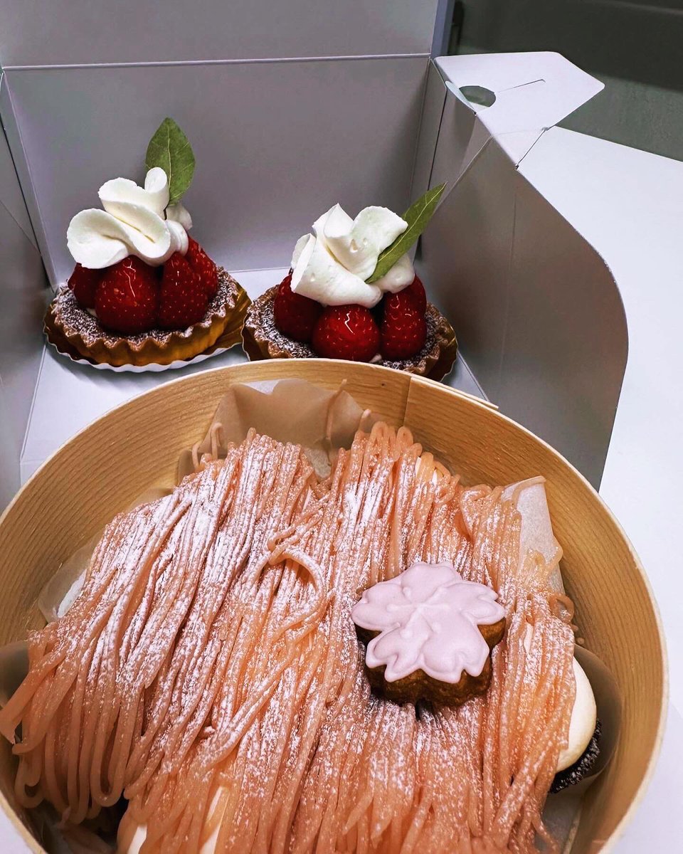 WITH9174's tweet photo. 合格祈願に卒業生が遊びに来てくれたので、桜のモンブランをいただきました🌸🧁
受験生の皆さん、2次試験頑張ってください！ https://t.co/rsf6FBu5Ad