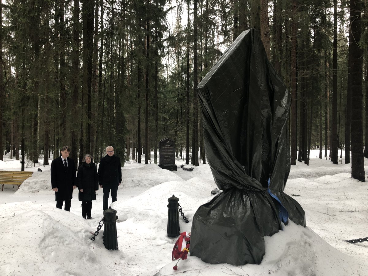 W 2⃣ rocznicę pełnoskalowego ataku 🇷🇺 na 🇺🇦 Konsulowie Generalni 🇵🇱🇳🇴🇩🇪 złożyli w symbolicznym geście kwiaty pod pomnikiem ukraińskich ofiar stalinowskich represji na cmentarzu w Lewaszowie. 
Pomnik pozostaje zasłonięty od 2022 r. w związku z remontem. <a href="/NorwayinStP/">Norwegian Consulate General in St. Petersburg</a>