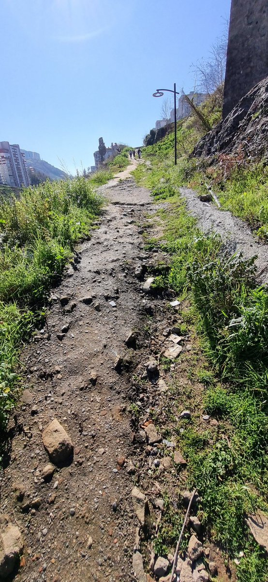 Yıl olmuş 2024. #TrabzonOrtahisarBelediyesi ve #TrabzonBüyükşehirBelediyesi'ne 6-7 dakika yürüme mesafesi. #TrabzonKalesi doğu surlarının altı. Rahat yürüyeceğimiz bir yol yapmak zor mu? Karadeniz Bölgesi'nin en berbat tarihi kalesi ödülü olsa biz alırız.
Bi bakın haburalara da!