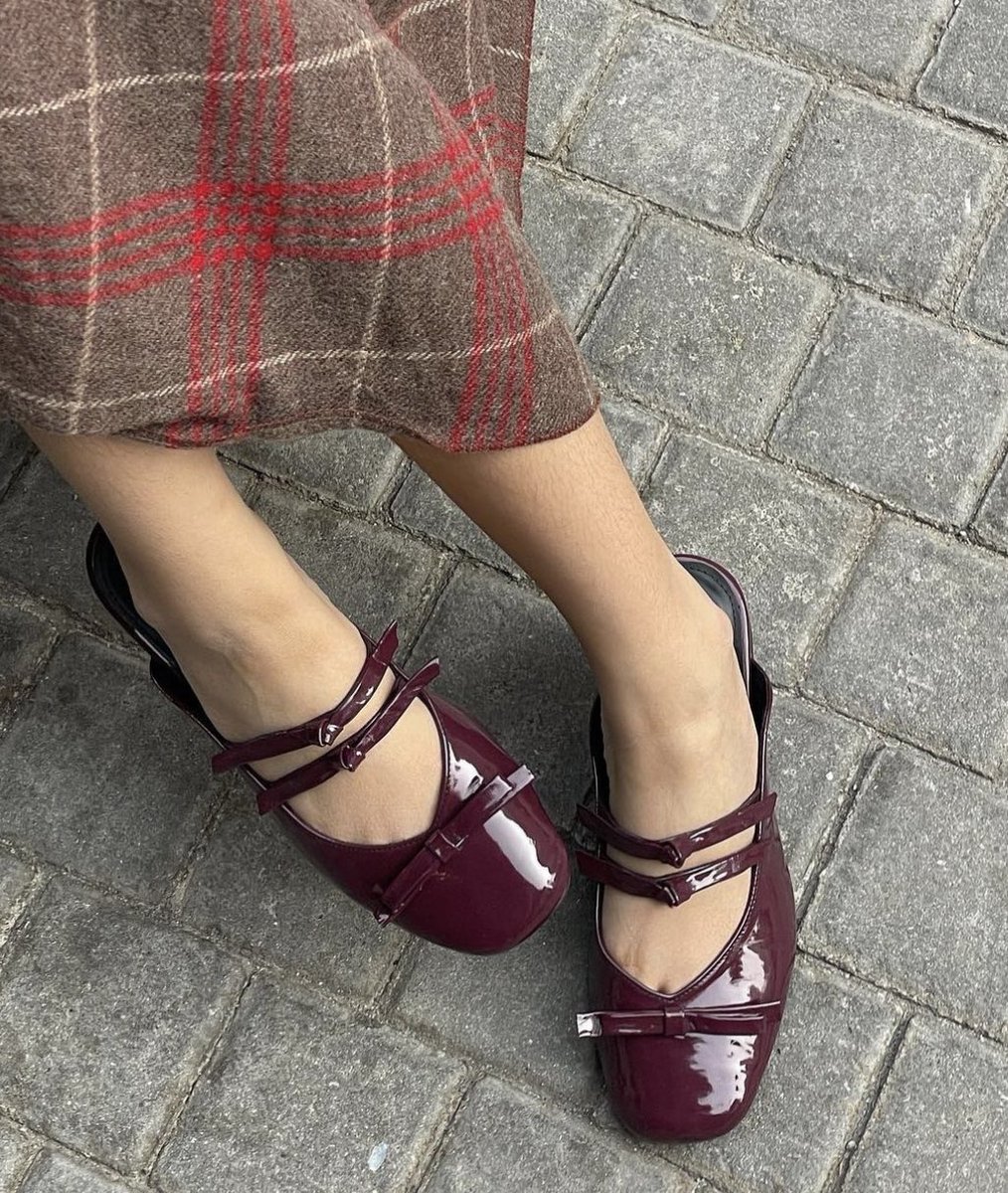 ngxshopee's tweet photo. nemu rekomendasi red cherry shoes yg cantik banget di kaki bisa dipake bukber atau lebaran auto eye catching👀🍒 

brand local tuh sekarang emang udah sebagus itu, ga kalah sama luxury brand https://t.co/7VLRb7kWLX