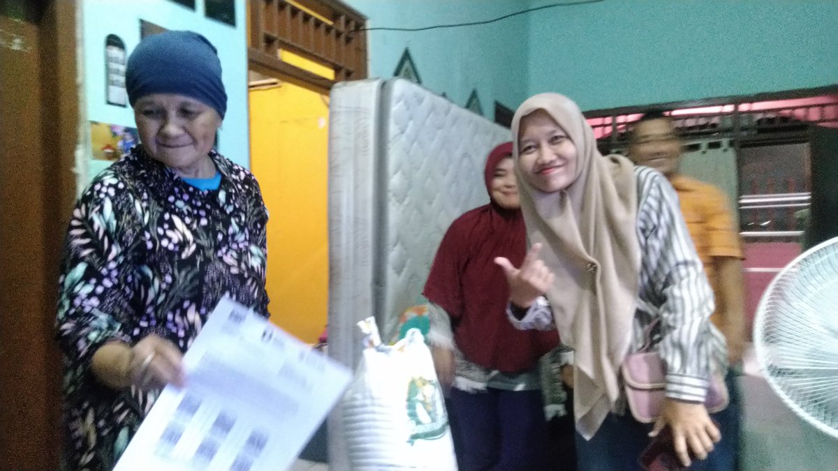 #Berasbansos alhamdulillah rejeki gak kemana, berasnya dianter lgs sama bu Sup ditemani Pak RT &amp; ibu... nunggu jadwal pengambilan selanjutnya lgs dari Bu Sup aja dah... terima kasih <a href="/PosIndo/">PT Pos Indonesia</a> <a href="/PerumBULOG/">Perum BULOG</a>  <a href="/pemkotdepok/">PEMERINTAH KOTA DEPOK | #AyoPakaiMasker</a>