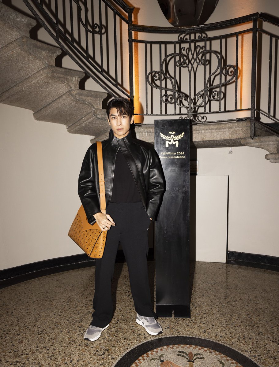 allarea_ent's tweet photo. รวมลุคสุดคูลของหนุ่ม มิว-ศุภศิษฏ์ @mewsuppasit #Mewsuppasit ในโททัลลุคจาก MCM ที่มิลาน ประเทศอิตาลี เพื่อร่วมงาน MCM Press Presentation Fall/Winter 2024 ตั้งแต่แอร์พอร์ตลุคกับเสื้อฮู้ดดี้ทรงโอเวอร์ไซส์ ไปจนถึงลุคชมแฟชั่นกับชิ้นเด่นอย่างแจ็กเก็ตหนังและรองเท้าสนีกเกอร์สีเทา Ice Grey จากคอลเลกชั่น FW24 พร้อมคอมพลีตลุคด้วยกระเป๋าโท้ทลาย Visetos ท่ามกลางบรรยากาศงานที่เนรมิต Palazzo Serbelloni สถานที่ทางประวัติศาสตร์ของเมืองมิลาน ให้อลังการตั้งแต่ทางเข้าสองข้างที่เปรียบเสมือนประตูสู่โลกและดาวอังคาร (1)

#MCMFW24xMew 
#MCMThailand
@mcmworldwide
@mcmthailand