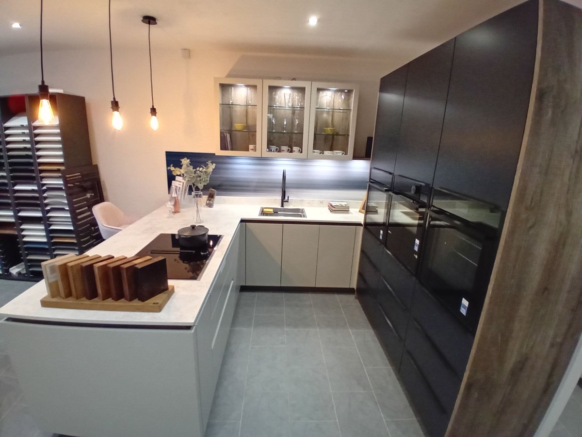 Wow, now on!! Live #auction!! Pickup a #bargain #ex-display #kitchen at over #50% #off RRP buff.ly/3I7OWMS #wokingham #kitchen #zarakitchendesign #displaysale #kitchendisplay #auction