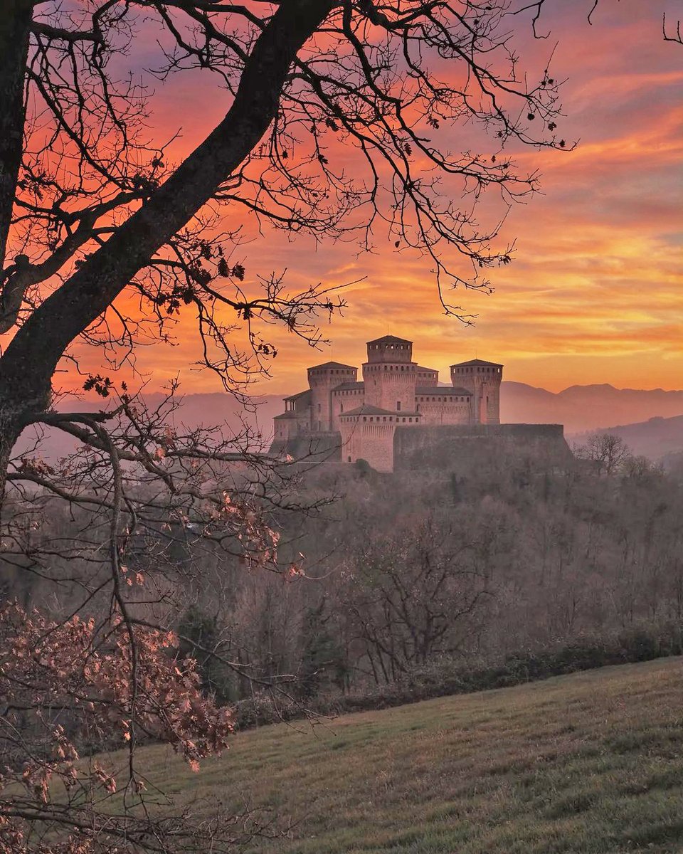 Un magnifico tramonto fa da sfondo al sontuoso castello di Torrechiara (PR): visiter.it/castello-di-to…

📸: andrea_lazzarelli | #inEmiliaRomagna #CastelliEmiliaRomagna
