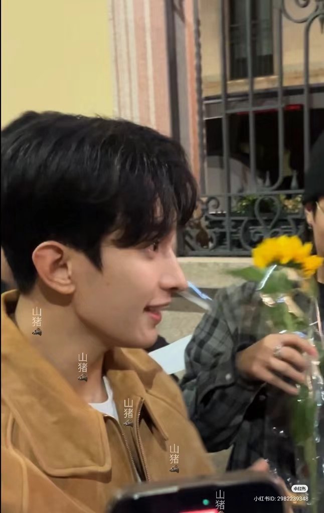 carat brought him another sunflower again this time,op said he's so handsome,he has goodskin,his eyes were bright,also he has a small face 

©xhslink.com/q0OQ8B
BALLY AMBASSADOR DOKYEOM
#도겸in밀라노_발리패션위크
#DOKYEOMxBALLYFW24