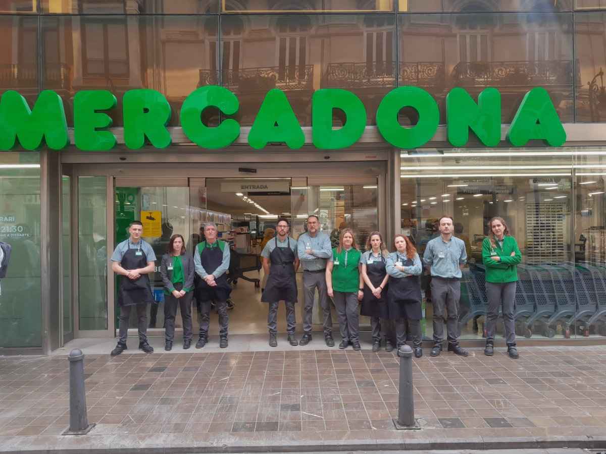 Mercadona's tweet photo. Hoy la plantilla de Mercadona en Valencia hemos realizado un minuto de silencio en recuerdo de las víctimas y afectados por el incendio de Campanar. D. E. P. https://t.co/iALxDHjaVe