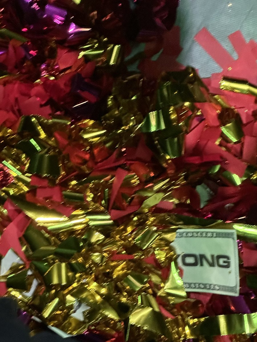 ㅁㅊ 컨페티 양 좀 봐 이게 다 태용이의 사랑이햐………….