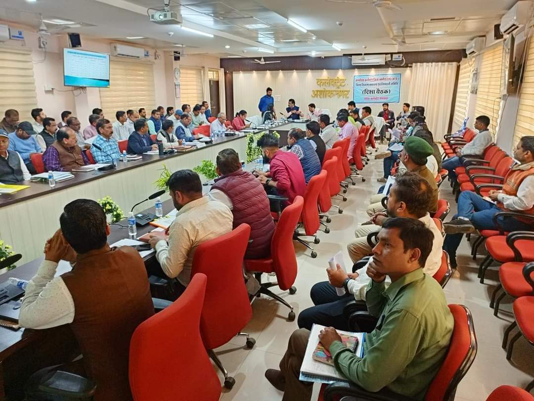 AjayYadavRao2's tweet image. आज अशोकनगर कलेक्ट्रेट सभा कक्ष में आयोजित जिला विकास समन्वय और निगरानी समिति (दिशा) की बैठक में विभिन्न कार्य योजना पर चर्चा की, इस दौरान बैठक में सभी  जनप्रतिनिधि एवं अधिकारी गण शामिल हुए।