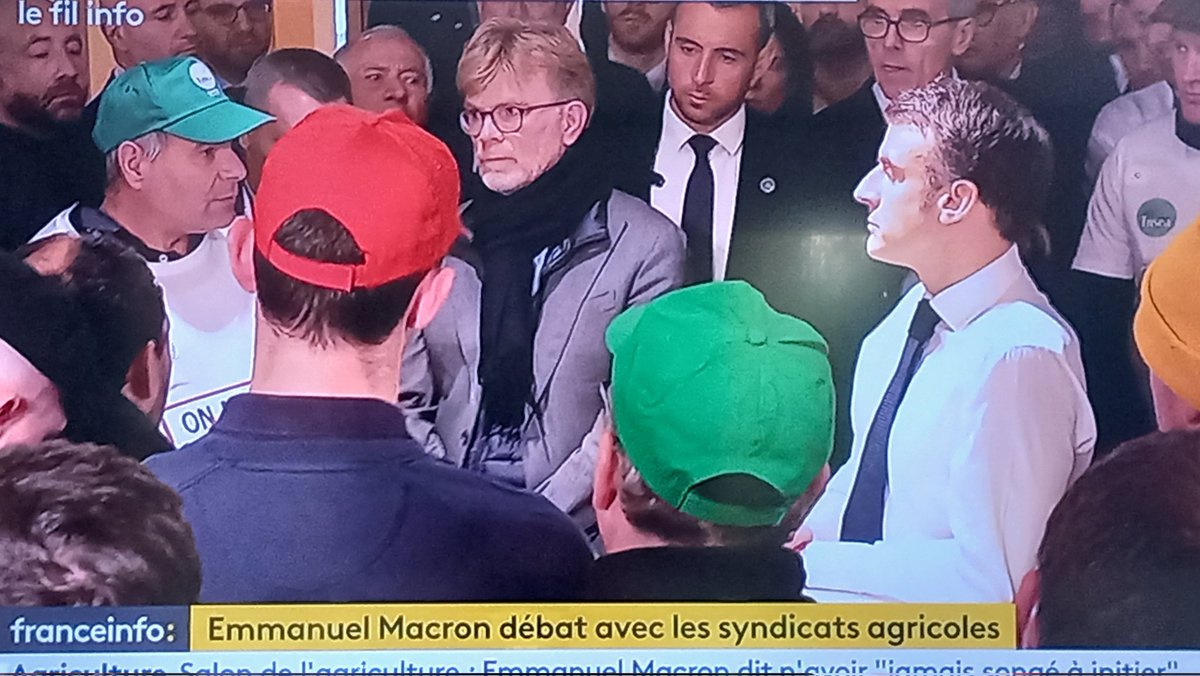 Situation hallucinante, où un président est acculé à répondre, se justifier fébrilement, déclarer un plan improvisé sur un bout de papier, la voix chevrotante... @EmmanuelMacron a tant joué à privilégier les riches et mépriser les pauvres, qu'il se prend quasi une jacquerie