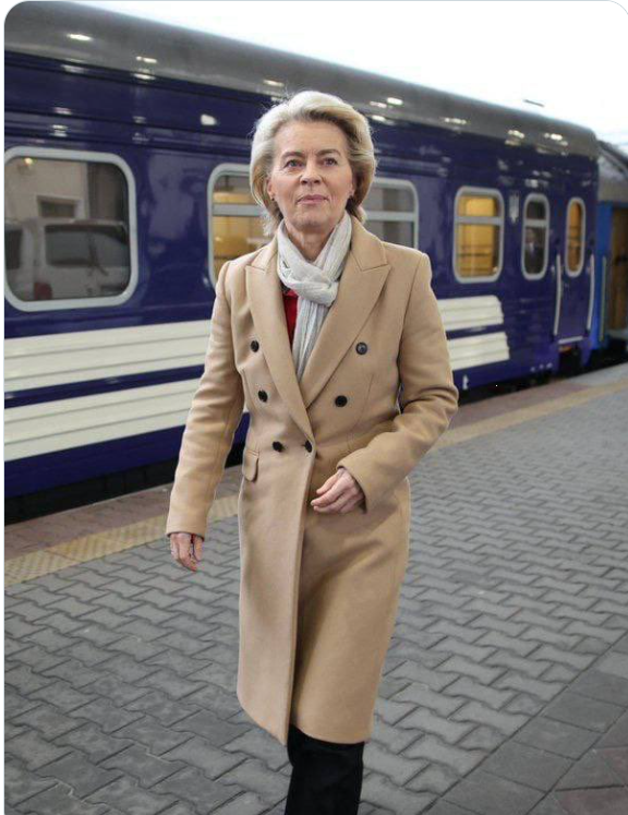 Peksi100's tweet photo. ⚡️NYT ON JOTAIN SUURTA SUUNNITTEILLA!⚡️
💥Ukrainan media kertoo, että
Ursula von der Leyen on Kievissä yhdessä Italian, Kanadan ja  Belgian pääministereiden kanssa.
💥Paikalla on myös Britannian entinen pääministeri Boris Johnson. https://t.co/GTUueXsabm
