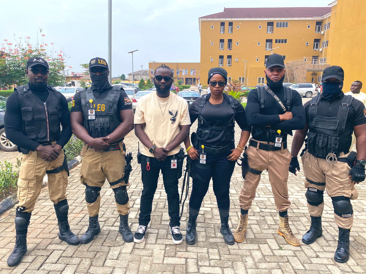 tflex_vchannel's tweet photo. League of extra ordinary gentle men at work. #LEGsecurity #EducatedDoorMen https://t.co/xEEKxJNqvo