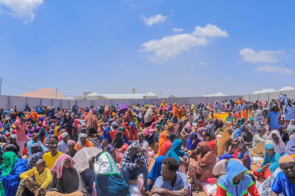 SoDMA_Somalia's tweet photo. 1/2 The Somali Disaster Management Agency has taken a commendable step today by providing food assistance to 7,472 families in #Garasbaley, on the outskirts of #Mogadishu. The aid was distributed to the poor, IDPs, and disabled individuals who needed it the most.
#SoDMA https://t.co/QamRYp2LAL