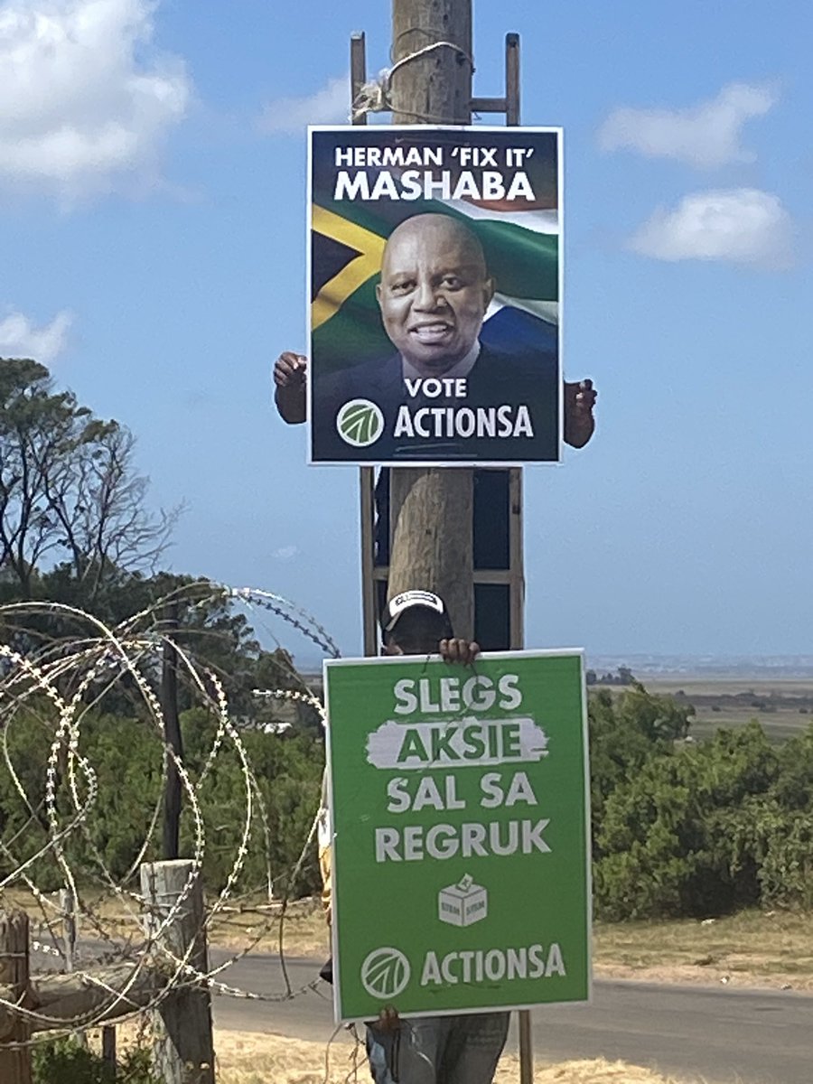Britzs2Suzette's tweet photo. In Arcadia, Kouga muni, #Humansdorp known for drug dealers, stabbing, murder and where it is said local police turn a blind eye. Main road past HSS School where Athol &amp; I dropped learners who have to hike to school and feel unsafe even at school. https://t.co/aLxMBS2nty