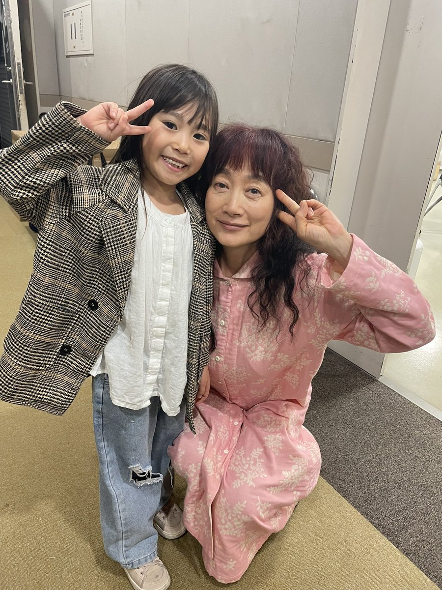 kimikoko_fujitv's tweet image. ＼ 月9 #君ここ オフショット ／
 🌦 - - - - - - - - - - - - - - - 🌦

第6話より
雪乃(#余貴美子 )と幼少期の雨ちゃん(#佐藤恋和)のオフショット🤭

見逃してしまった方はFODで🌦

♡TVer♡
➩ 1〜3＆最新話が無料見逃し配信中
tver.jp/series/srjwiri…

♡FOD♡
➩ 最新話まで全話配信中…