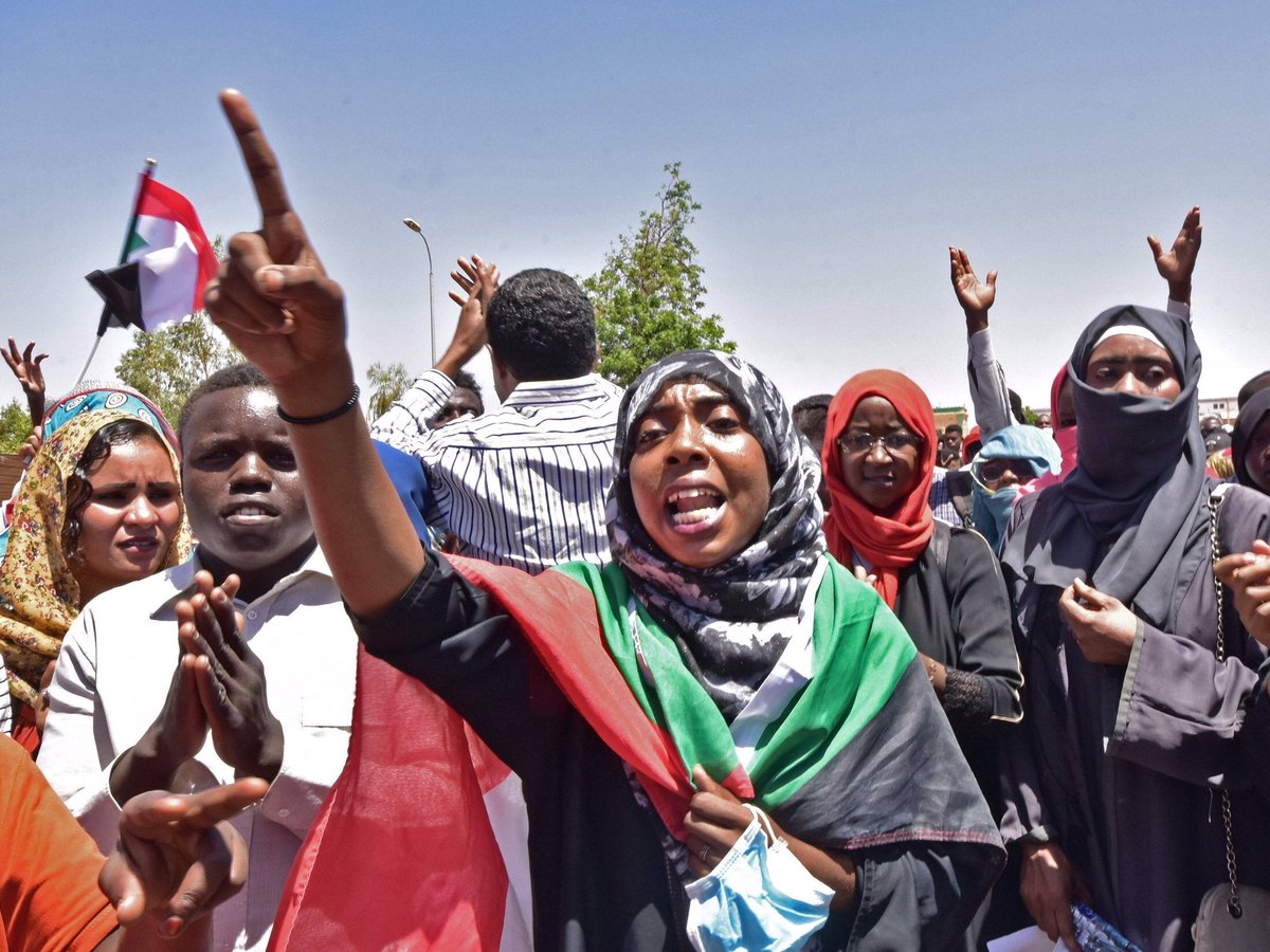 mxmovement's tweet photo. Let’s be honest: Sudanese ppls get a LOT of anti-black / anti-African prejudice from many lighter skinned Arabs who might even think they are ‘white’. This racism is nearly normalised. We stand against it in a framework of unity against white supremacy colonialism. #BlackIntifada https://t.co/teaSSickBg