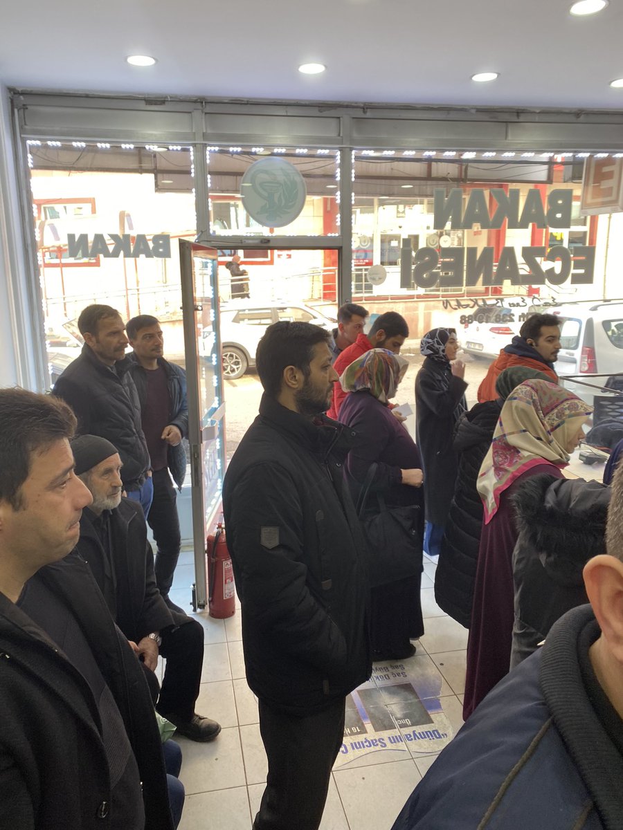 Bu nöbetçi eczaneleri kim belirliyor, koskoca yakutiyeye 1 tane nöbetçi eczane yeter mi? 2 tane bilgisayar ile 100 kişi ye ilaç verilmeye çalışılıyor. <a href="/yakutiyebld/">T.C. Yakutiye Belediyesi</a> <a href="/erzurumbld/">Erzurum Büyükşehir Belediyesi</a> <a href="/ErzurumValiligi/">T.C.Erzurum Valiliği</a> <a href="/ErzurumPortali/">Erzurum Portalı</a> <a href="/erzurumlular/">Erzurumlular</a> <a href="/saglikbakanligi/">T.C. Sağlık Bakanlığı</a> yazık