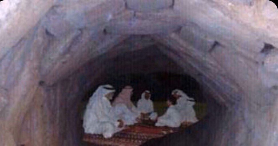 hnoof_x's tweet photo. ياللي تقول ( السر في بير ) دارين
( البير هذي  سر ) كل الدواهي

الظاهر ان كل الجماعة متكين
في قاعة البير يتقهوون شاهي"

حزمي بن سعد https://t.co/ykhrLZybPE