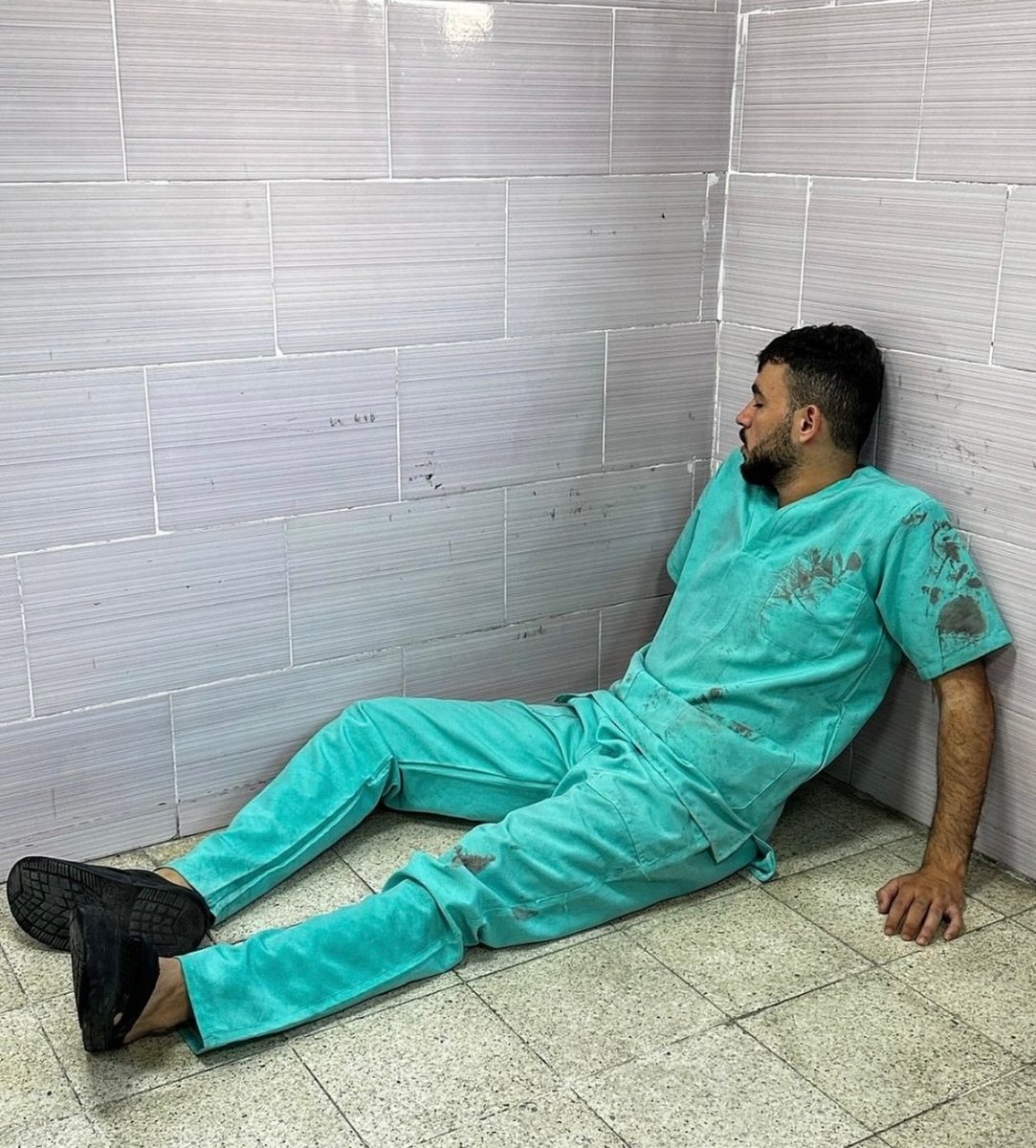 Muatsim's tweet photo. تخيل تشتغل 4 شهور بدون راتب، مُهدد بالقتل، جوعان، عطشان، خايف، طول الوقت تشتغل في نبش الأعصاب والأوردة وأشلاء في ملابسك.

اللهم صلّ وسلّم عليهم، اللهم ارضَ عنهم. ألبِسْهم ثياب البركة دنيا وآخرة. https://t.co/LUXwMBdWrL