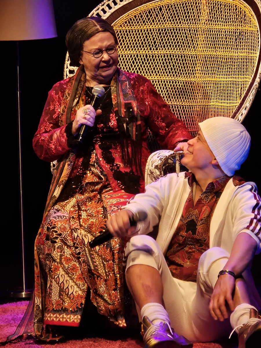 AnitaPeeters's tweet photo. Gisteren naar de #voorstelling geweest van #RickyRisolles π€£ zoo gelachen whaha zo #herkenbaar een #aanrader voor de #Indische mensen onder ons of voor iedereen die de #cultuur goed kent met #WietekevanDort #TanteLien π #terimakasih ππ #DeBussel Oosterhout https://t.co/ECAlfl2rY7