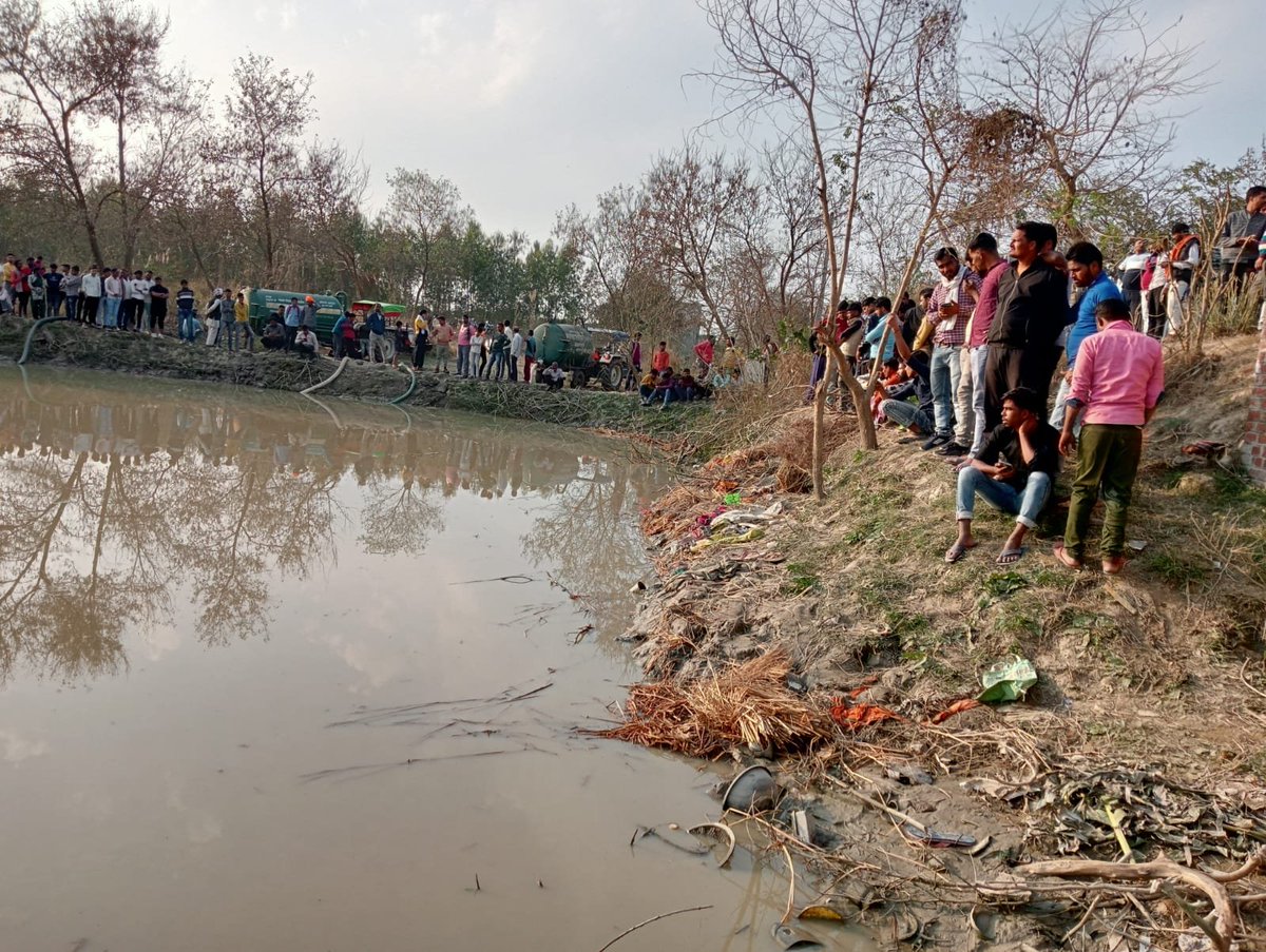 एटा के जैथरा गांव के 54 लोग एक बच्चे के मुंडन कार्यक्रम के लिए ट्रैक्टर ट्रॉली पर बैठकर निकले। इसमें ज्यादातर महिलाएं व बच्चे थे। कासगंज के पटियाली में पहुंचने पर तेज रफ्तार ट्रैक्टर अनियंत्रित हुआ और तालाब में चला गया। चीख-पुकार मच गई। आसपास के लोग भागे। कुछ को निकाल लिया लेकिन