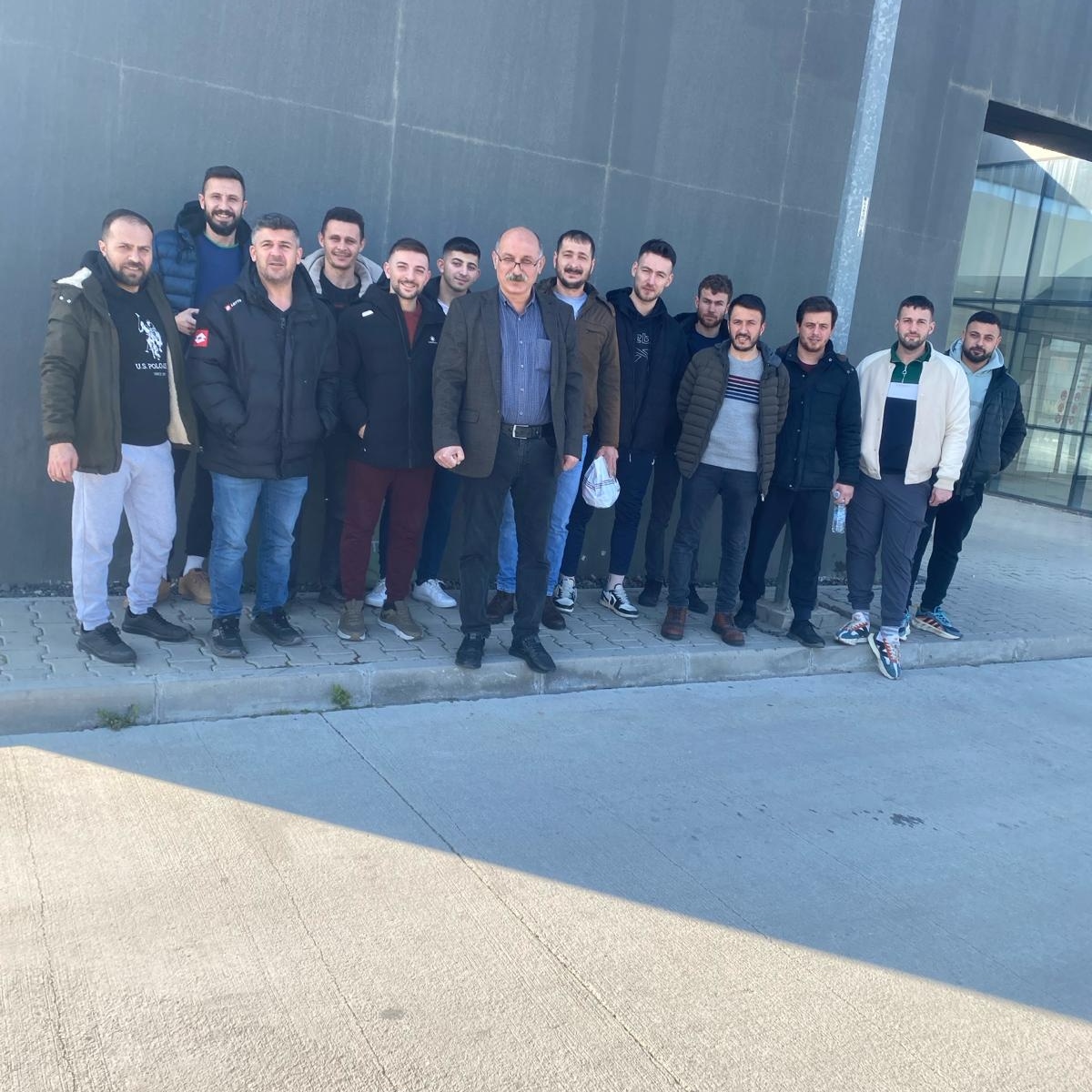 Atilla0835's tweet photo. Yarın saat 17:00'de Aliağa Kültür Merkezi'nde gerçekleştireceğimiz toplantımızın duyurusunu Ravago fabrikasında mesai arkadaşlarımızla paylaştık. Aliağa'da patronların arasından tercih yapmak zorunda değiliz. İşçinin sesinin güçlenmesi için oylar TKP'ye!
#komünistbelediyecilik https://t.co/eogi3hgV16
