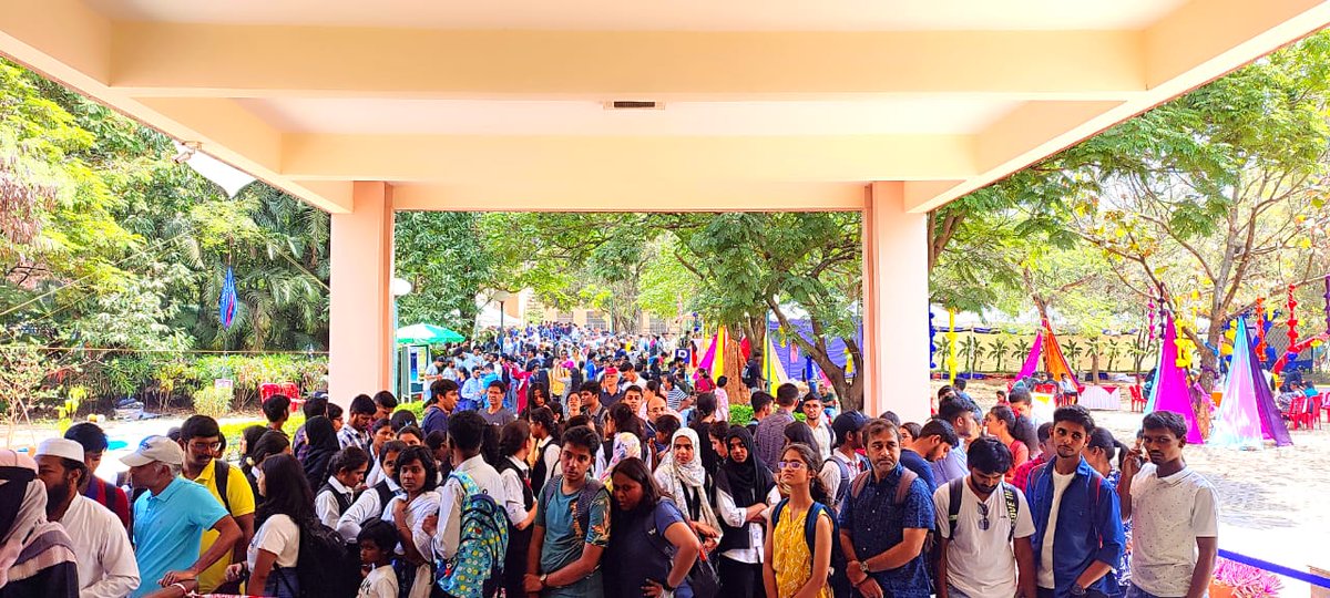 The open day @Physics_at_IISc is about triggering curiosity in young minds, & this is one of our most important contributions of IISC to society. The interest among the close to 10 thousand visitors to the Physics Department shows the enthusiasm in both children and their parents