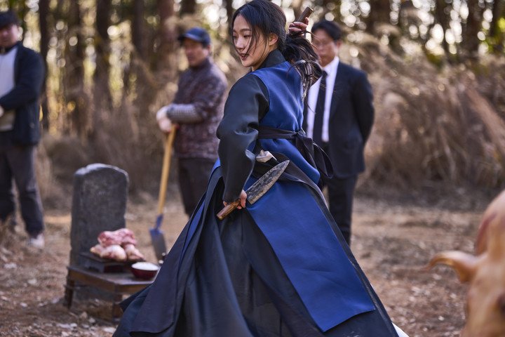 woowa0o0's tweet photo. 봉길화림은 구원서사 버려도 성립 됨 이화림이 저러고 굿을 하는데 ��걸 보고 어케 인생을 안 바침?
내가 별안간 우연히 지나가다 이화림 굿하는 거 봤으면 당장 대포 사서 맨날 쫓아다녔다고 https://t.co/wvesW7robE
