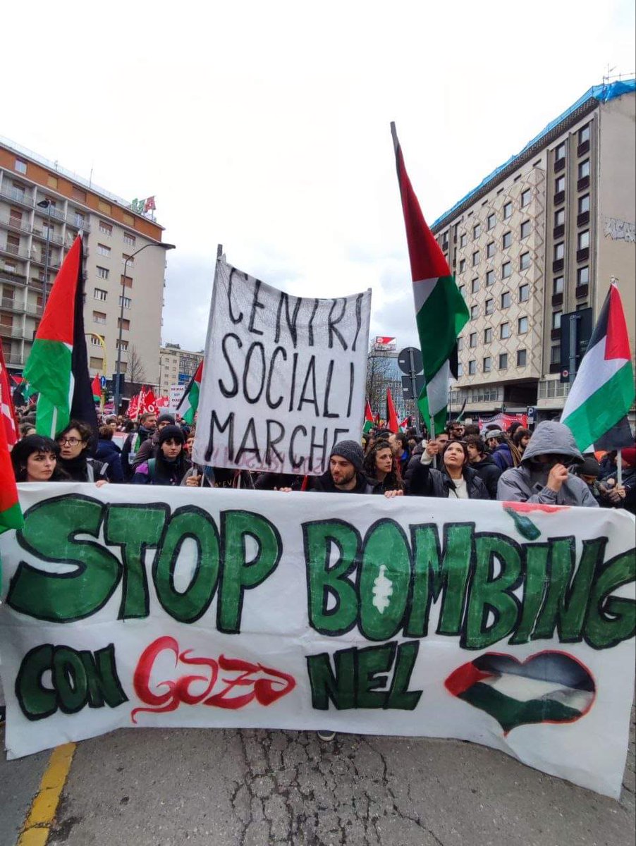 Glomeda1's tweet photo. 🇵🇸 FREE PALESTINE
In corteo a #Milano per rivendicare che nessuna equidistanza è possibile. 
Al fianco della Resistenza palestinese per fermare il genocidio e la pulizia etnica di Israele. https://t.co/ZF4CwEjuQD