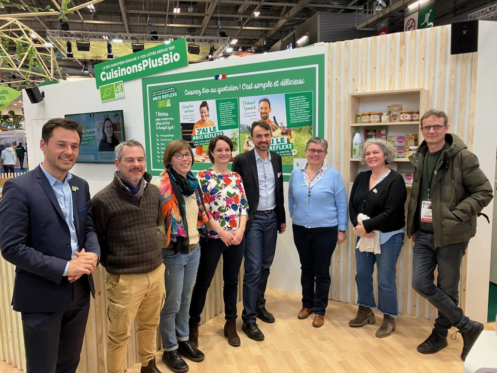 Bravo à la ville de Lyon <a href="/villedelyon/">Ville de Lyon</a> <a href="/Gregorydoucet/">Grégory Doucet</a> qui a le #BioRéflexe 100% de produits bio dans les crèches municipales! Belle rencontre sur le stand de l <a href="/agence_bio/">Agence BIO</a>