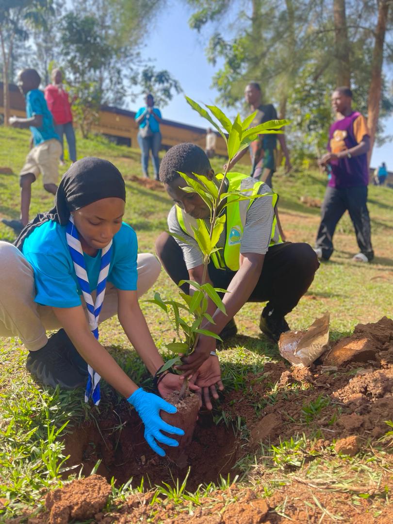 guidesrwanda's tweet photo. Kubungabunga ibidukikije ni imwe mu ntego dufite nk'Abagide kandi dukomeyeho! Imihigo irakomeje 👏🏽
#GuidingWeek
@REMA_Rwanda
@RwandaYouthArts
@EnvironmentRw
@africa_region
@wagggsworld https://t.co/tfwa3xYfOo