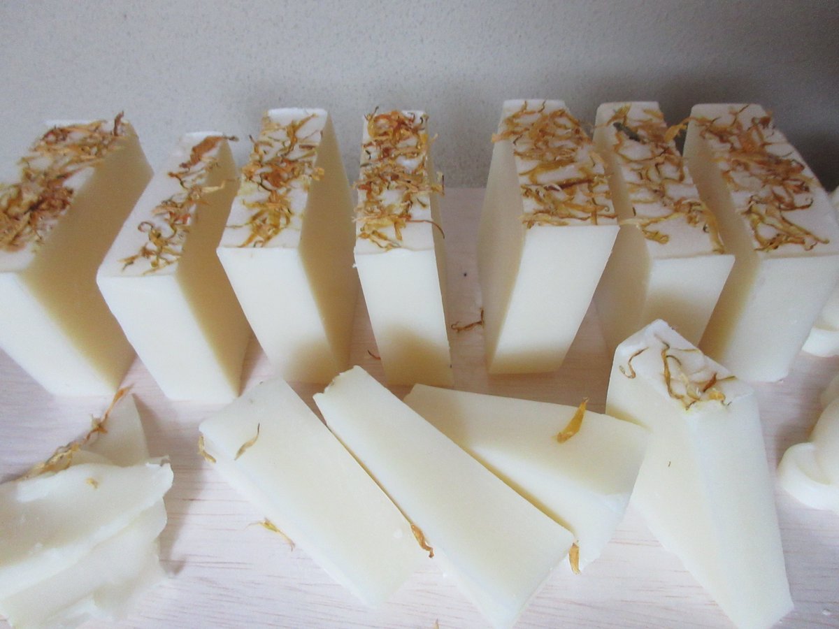 AquaH3o2's tweet image. 僕たちが石鹸を作るとき、K先輩はやたらと時間がかかり気の抜けないコールドプロセス製法を採用する。お陰で僕はいつも先輩の下僕のように働くことになるんです。。

Googleより。
コールドプロセス製法とは、けん化の過程で材料に熱を加えず、ゆっくりと自然に乾燥・熟成させる製法です。→続く・。