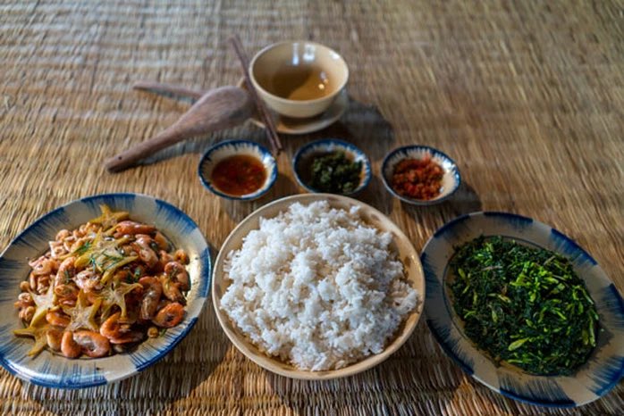 Cơm tép rang khế và lá mỳ xào hao đu đủ đực.