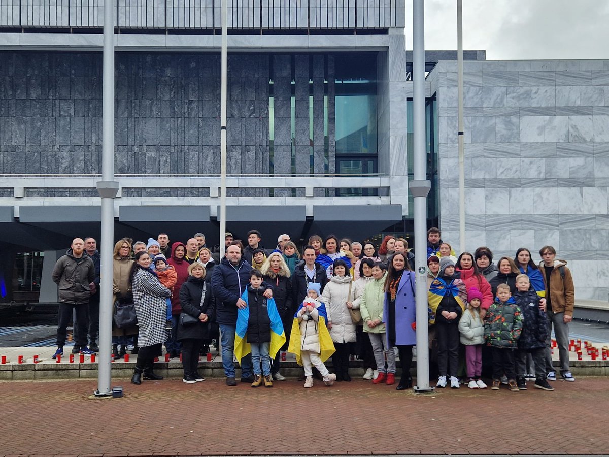 Vandaag staan we er ook in Arnhem bij stil dat het alweer twee jaar geleden is dat Rusland de wrede oorlog in Oekraïne begon.

Een emotionele bijeenkomst bij het stadhuis, met Oekraïense vluchtelingen, kaarsen, muziek, stiltes en tranen.

Arnhem is en blijft een gastvrije stad 🙏