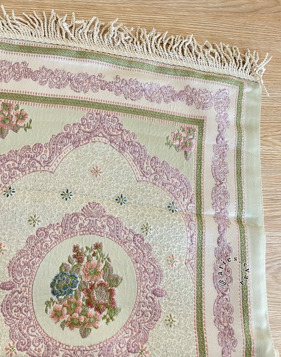 263juta's tweet photo. abis beli sajadah ala coquette pink gituu dan PAS DATENG CANTIK BGTT

motifnya ngga pasaran lagi, nanti mau aku pake pas teraweh😭💗 https://t.co/2p3zHymTB7
