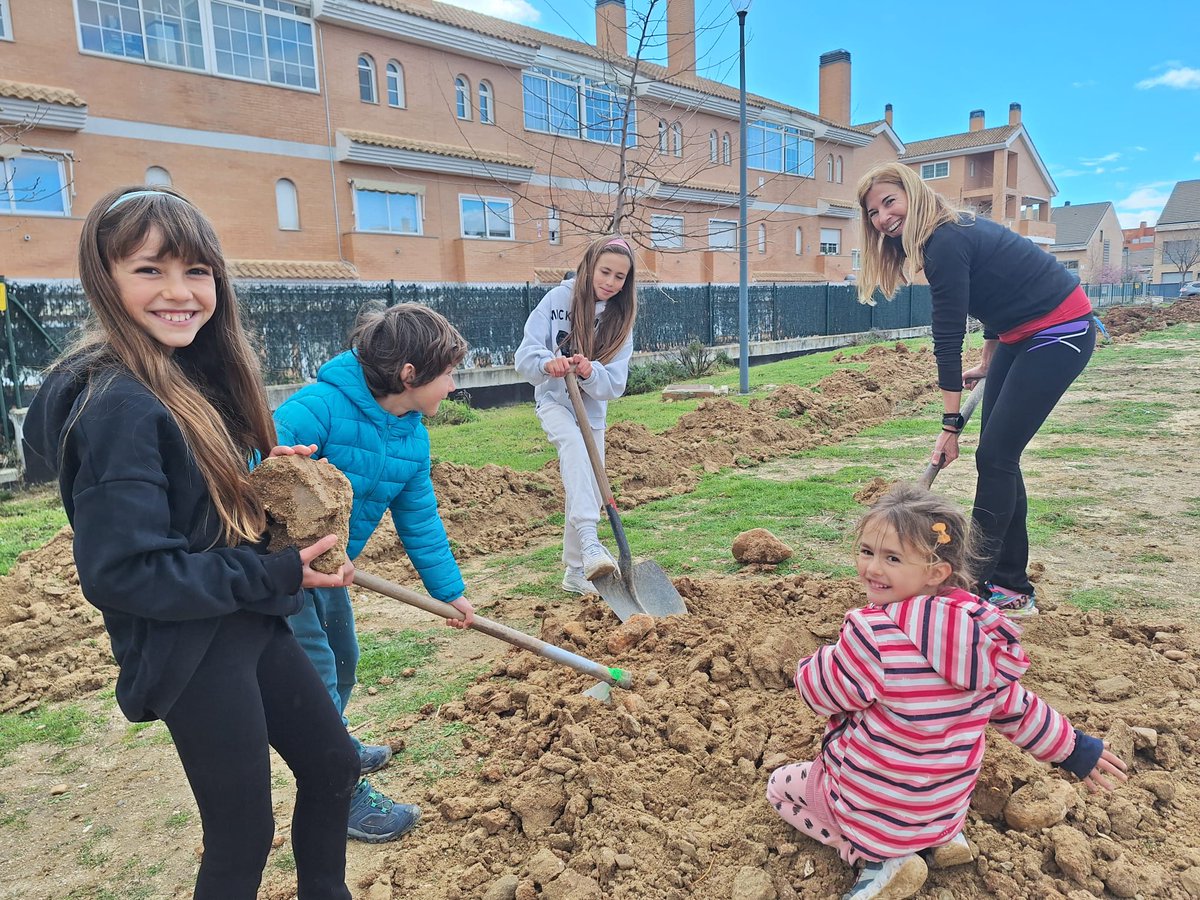 AytoParacuellos's tweet photo. 🌍Esta mañana niños, mayores y familias enteras han plantado en el parque de la calle Rosa🌱 53 árboles que #Paracuellos recibió en reconocimiento de @ecovidrio al ser el municipio ganador de la campaña "Recicla Vidrio y Reforesta".

#recicla
#reduce 
#reutiliza https://t.co/yEE18lEOrA