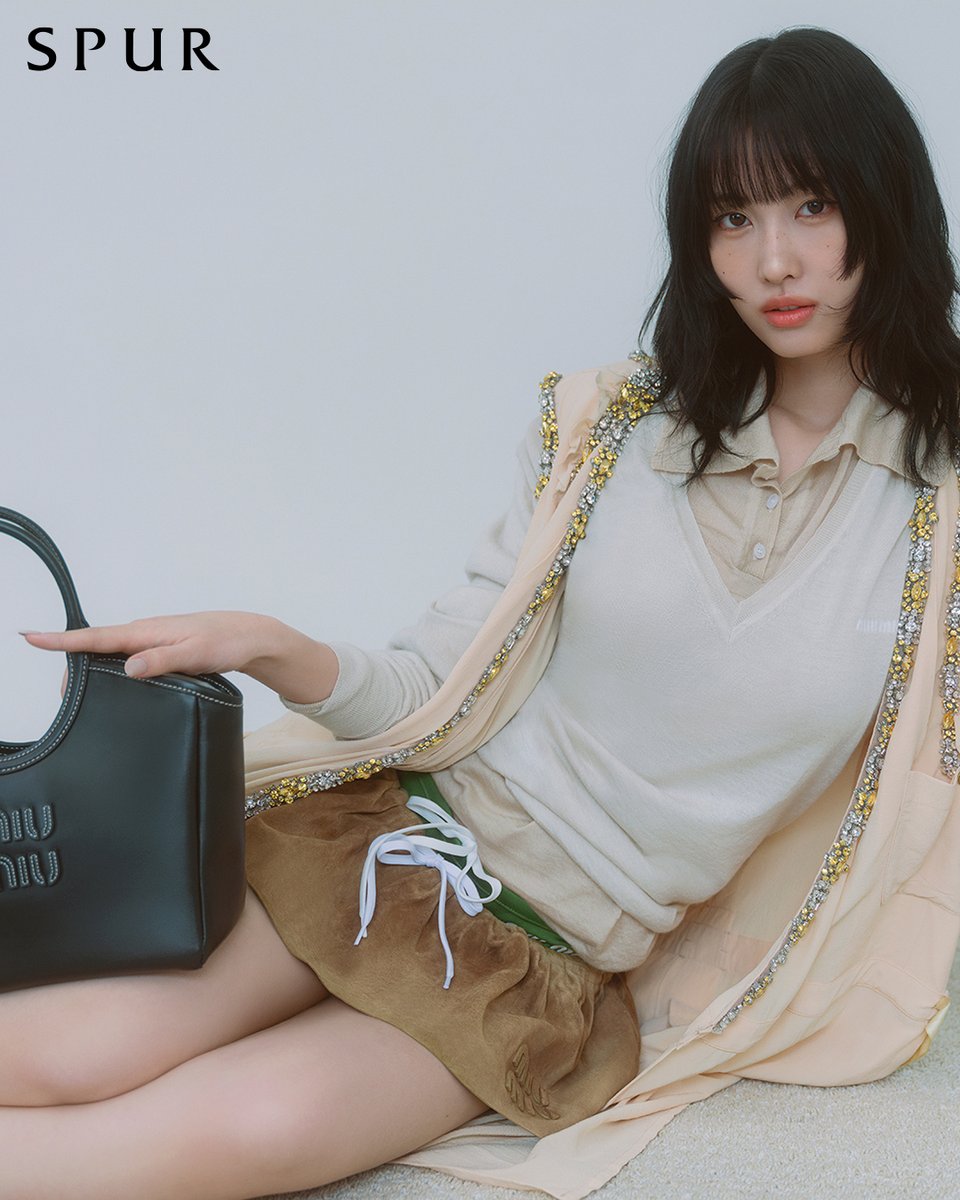 #Momo が着こなす、#ミュウミュウ 2024年春夏コレクション。

柔らかなスムースレザーのバッグをはじめ、春を彩る最新アイテムを@SPUR_magazine 2024年4月号にてご覧ください。

photography: Siyoung Song
styling: Minhye Choi

@JYPETWICE_JAPAN #japan
#MiuMiuSS24 #MiuMiuEditorials