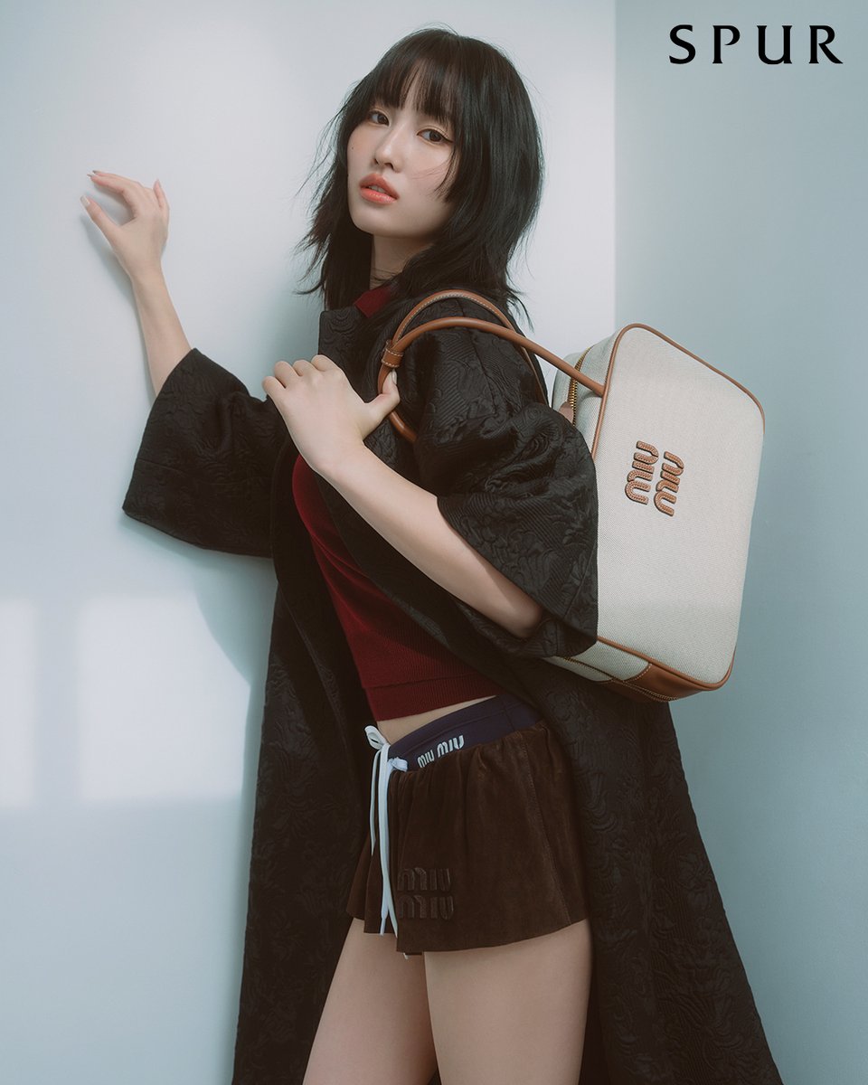 Momo が着こなす、#ミュウミュウ 2024年春夏コレクション。 柔らかな